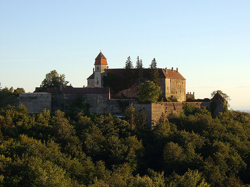 Замок Бернштайн или Бернштейн - средневековая цитадель
